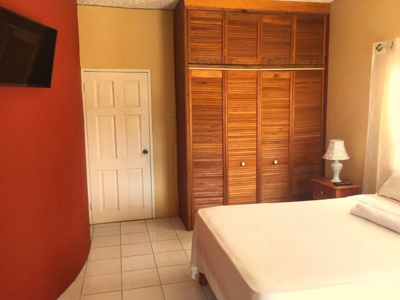 Yaad Hostel Montego Bay Buitenkant foto